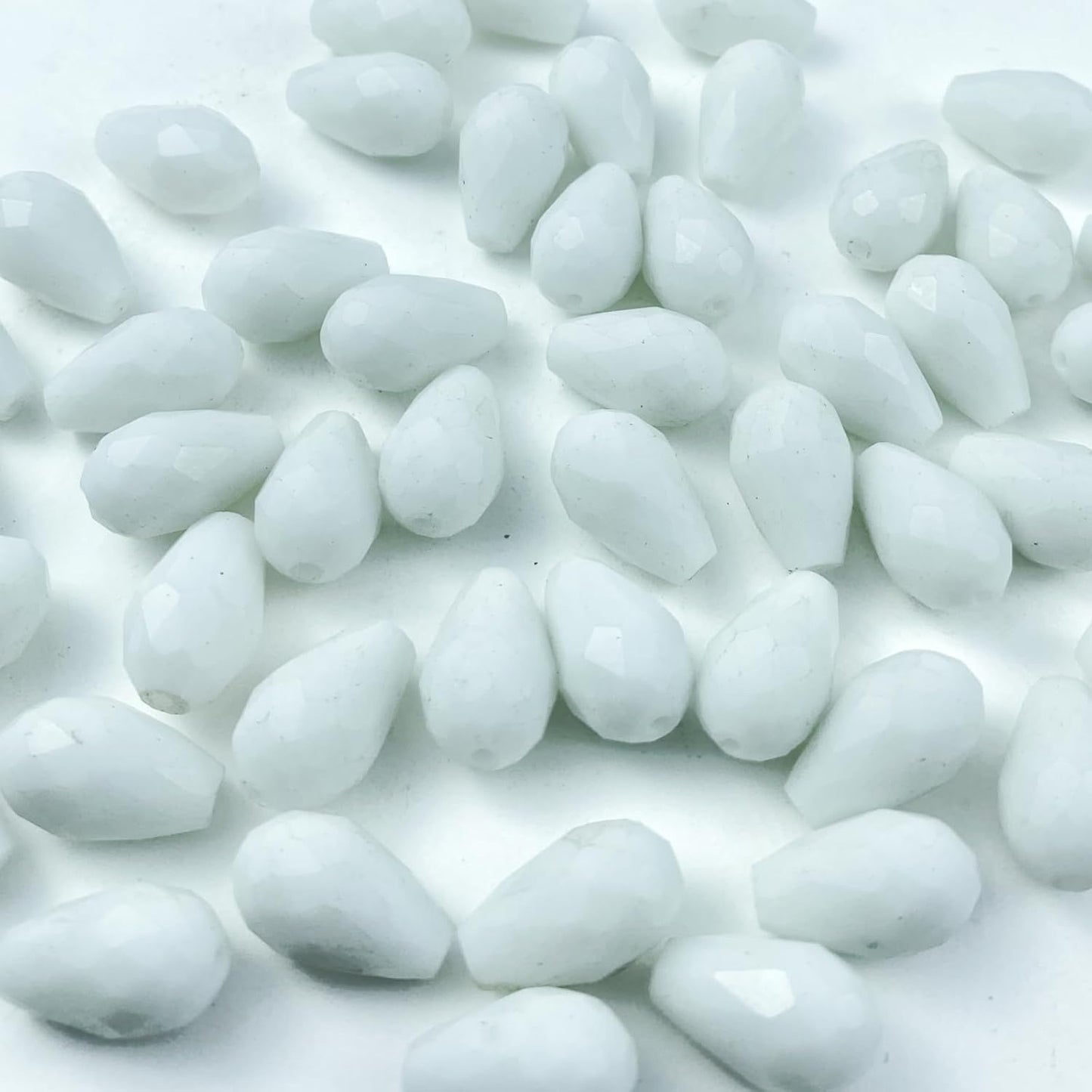 200pcs 4x6mm Teardrop Crystal Glass Beads Vertical Hole Faceted Glass Teardrop Spacer Beads for Bracelets Necklace Earring DIY Jewelry Making Craft(White)