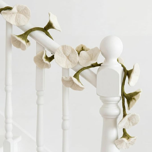 XunYee 5.6 ft Wool Felt Flower Garland Hand Felted Flower Strings for Wedding Party Floral Decor Mantle Decorations(White,1 Pack)