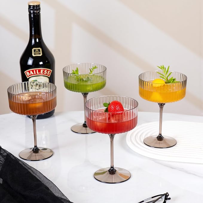 LIYH 20 Pcs Plastic Martini Glasses 10 Oz Clear Black Disposable Martini Glasses Cocktail Coupe Plastic Champagne Tower Disposable Wine Cups Perfect for Bar Cocktails Parties Wedding