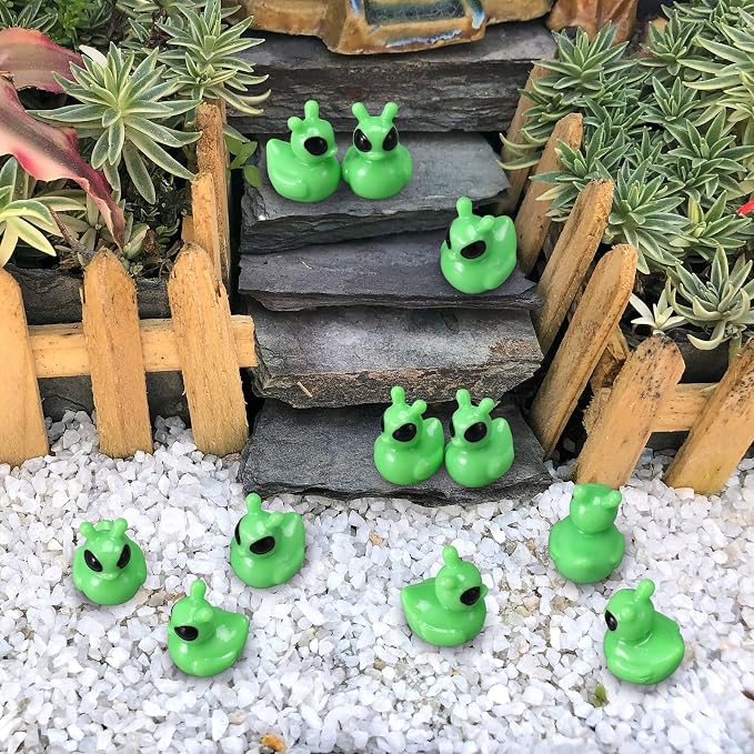 VioraWhite 100 Pcs Resin Mini Alien Duck Figures Bulk Tiny Alien Duck Figurine to Hide and Seek Green UFO Sci-fi Space Party Gifts for Miniature Landscape Space Birthday Party Goodie Bags Fillers