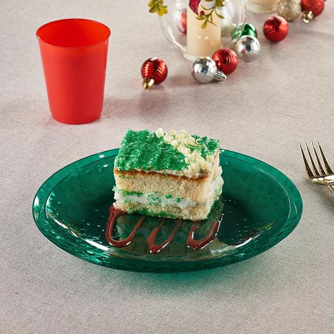 PLASTICPRO 30 Pack Hammered Plastic Plates Heavyweight Disposable Plastic Plates Elegant Transparent Green Platsic Party Dishes (Hammered green Christmass, 9'' INCH PLATES)