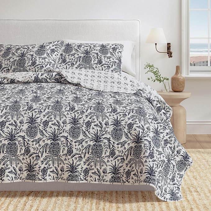 Great Bay Home Twin/Twin XL 100% Cotton Quilt Set with Shams - Reversible Coastal Prints - Lightweight, Breathable, All-Season Bedding - 2-Piece Twin Bed Set, Pineapple Grove Off White/Navy