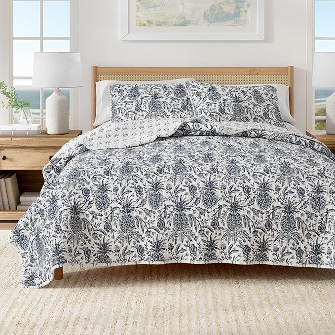 Great Bay Home Twin/Twin XL 100% Cotton Quilt Set with Shams - Reversible Coastal Prints - Lightweight, Breathable, All-Season Bedding - 2-Piece Twin Bed Set, Pineapple Grove Off White/Navy
